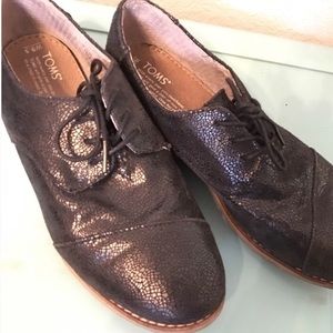 Toms Women’s Black Cracked Leather Laced Loafers